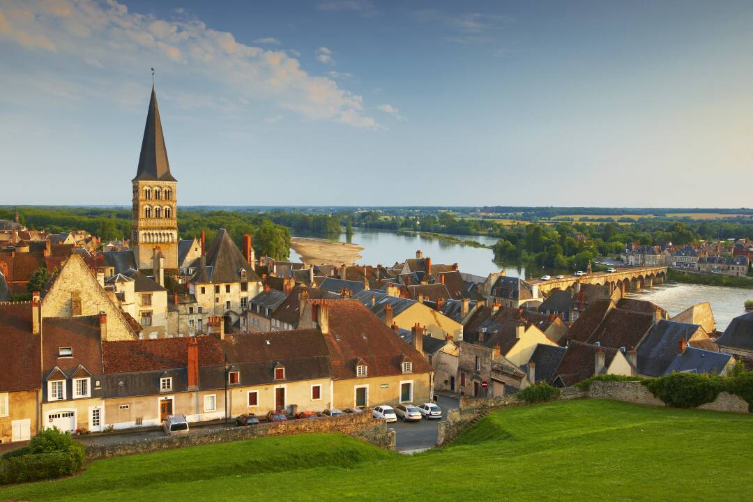 La Charit&eacute; sur Loire : Libraires, bouquinistes, calligraphes, enlumineurs et relieurs font de La Charit&eacute;-sur-Loire une v&eacute;ritable ville du livre. Retrouvez de nombreux &eacute;v&eacute;nements en lien durant toute l&rsquo;ann&eacute;e. Le festival du mot en juin, la foire aux livres anciens et vieux papiers en juillet, la nuit du livre en ao&ucirc;t&hellip;